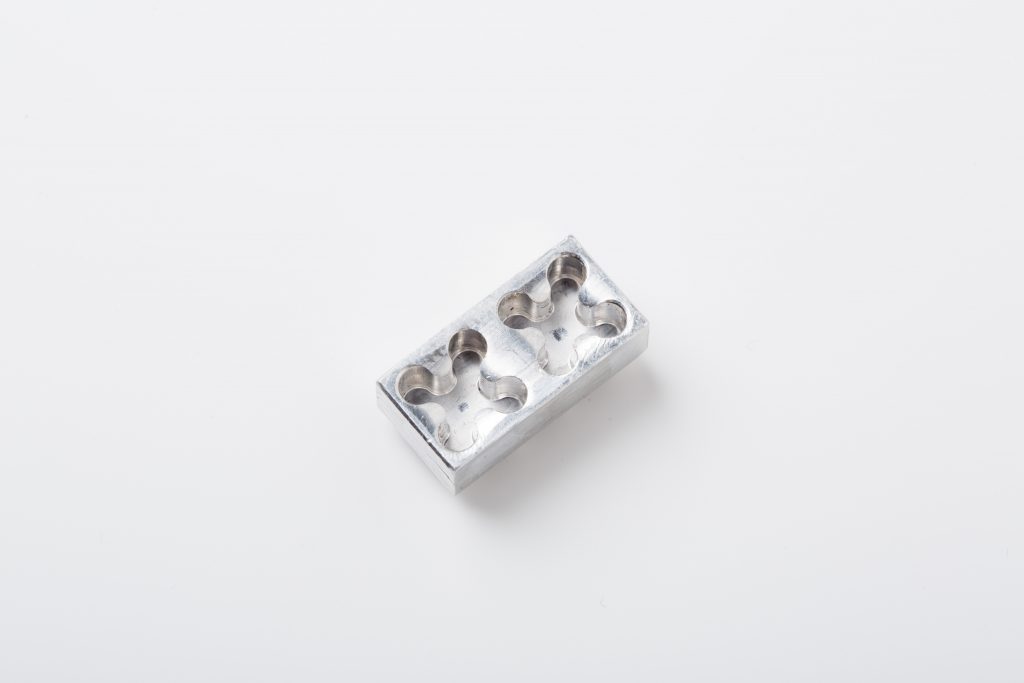 アルミの角形状冷間鍛造品